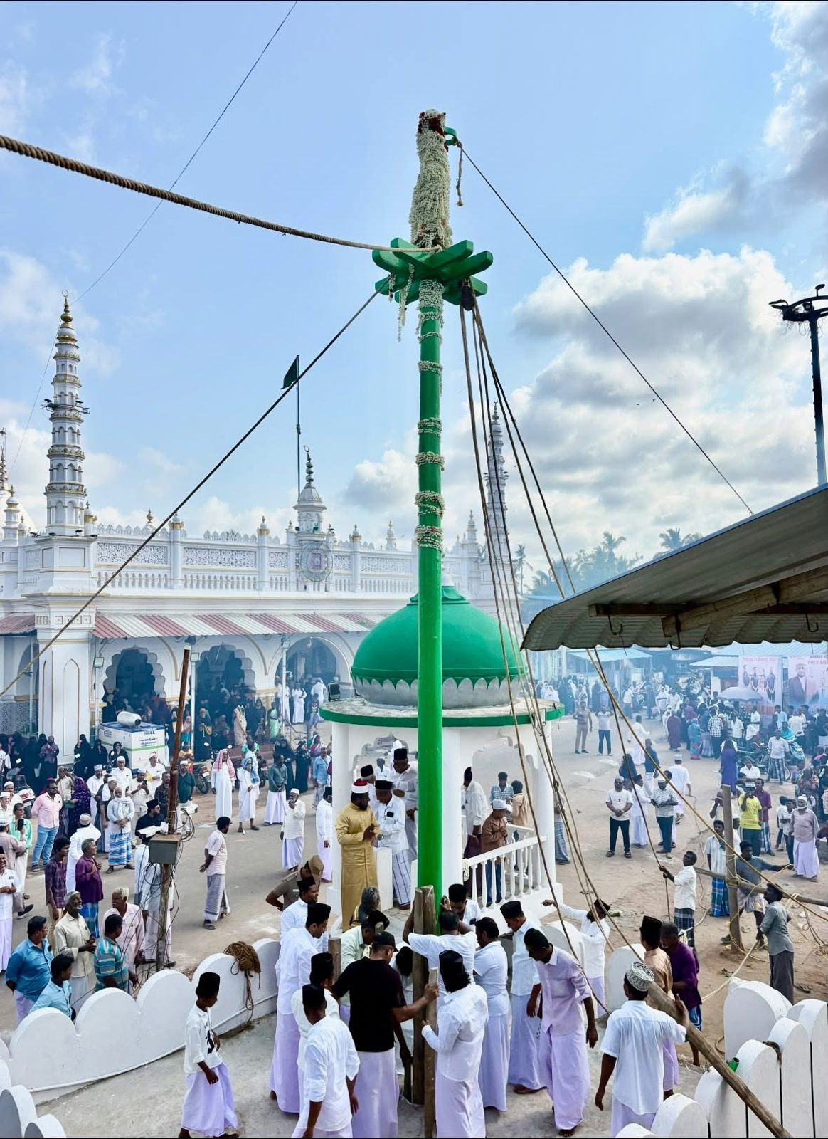 ಮುತ್ತುಪೇಟೆ ದರ್ಗಾ ಧ್ವಜಾರೋಹಣ — ಹಸಿರು ಧ್ವಜಸ್ತಂಭ, Muthupet Dargah flag hoisting (Kodiyetram)